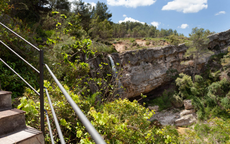 Escaleras desde terraza con vistas a la cascada
